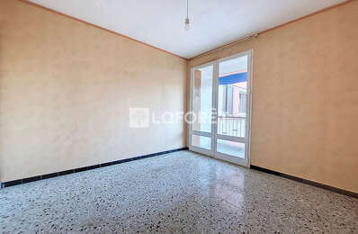 location appartement 660 € CC /mois à proximité de Domazan (30390)