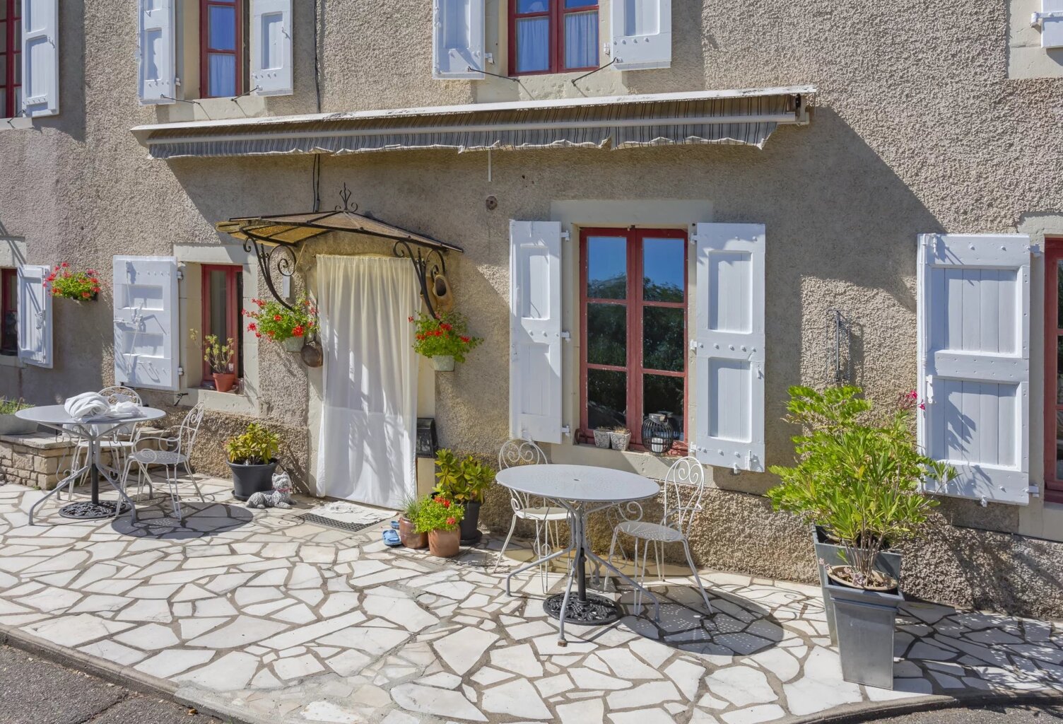 Maison avec appartement indépendant, grand jardin et dépendances. — photo 1
