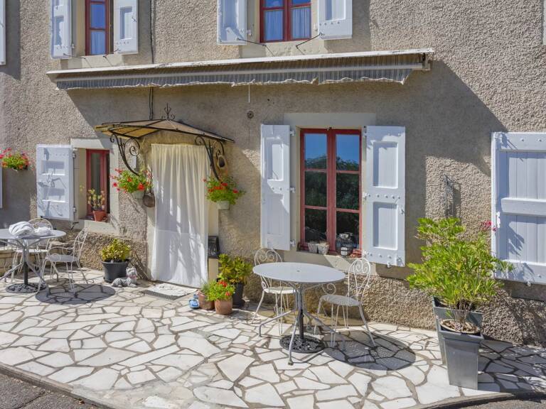 Maison avec appartement indépendant, grand jardin et dépendances. — photo 1