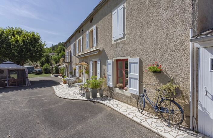 Maison avec appartement indépendant, grand jardin et dépendances. — photo 2