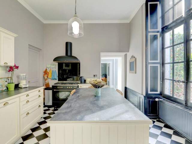 Charmante maison de village de 310 m², avec jardinet et piscine, dépendance — photo du bien