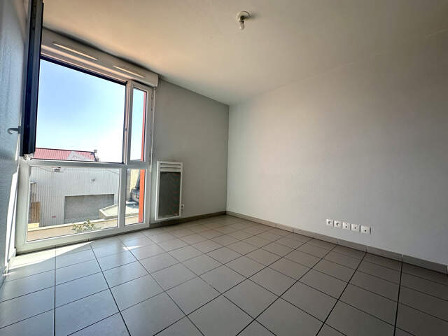 Studio avec garage dans un immeuble de 2017. — photo du bien