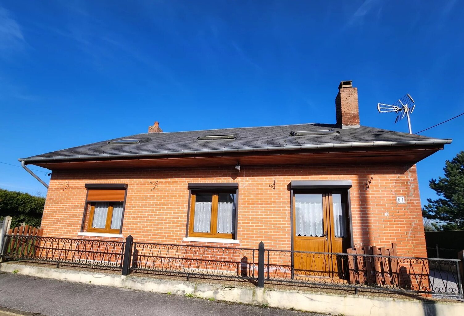 Plain pied individuel avec 2 garages — photo 1