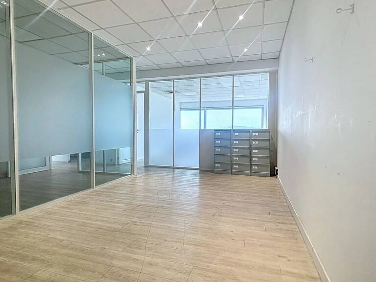 Bureaux à louer — photo 1