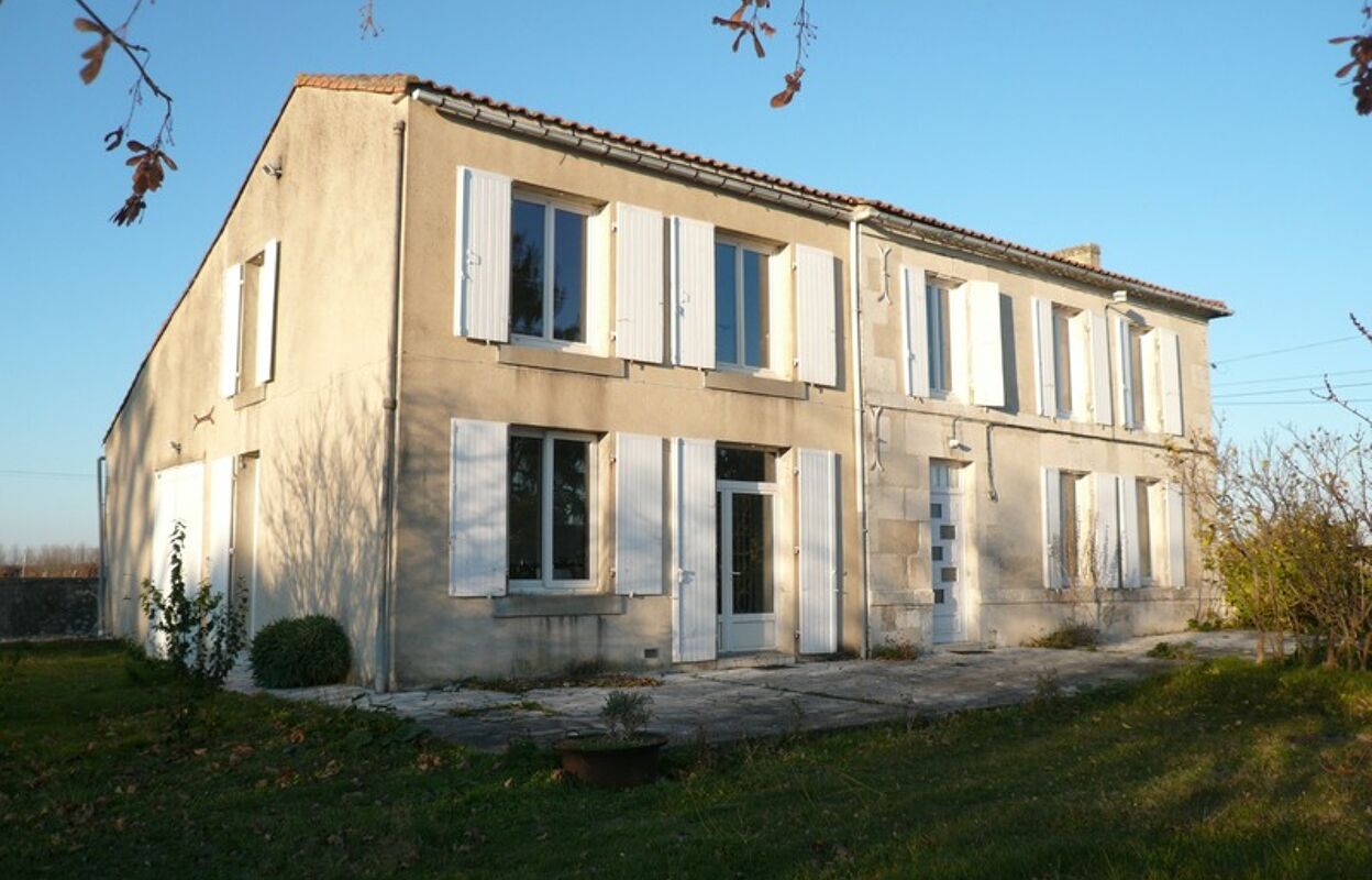 maison 12 pièces 195 m2 à vendre à Saint-Fort-sur-le-Né (16130)