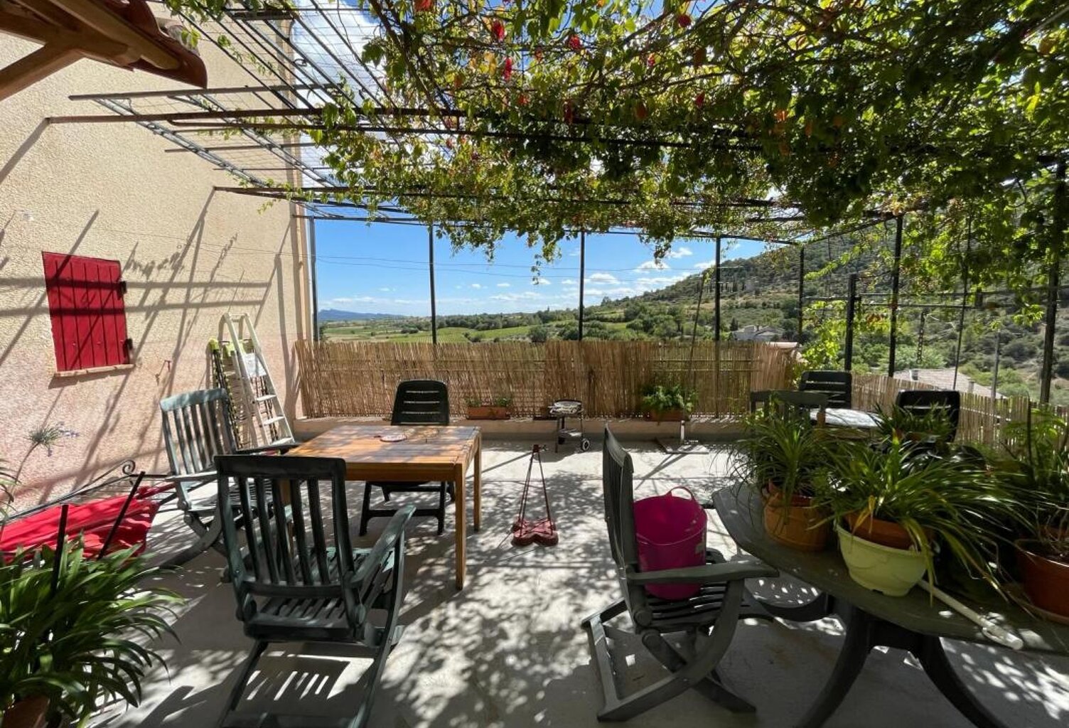 Maison À Vendre avec terrasse et petit terrain attenant — photo 1