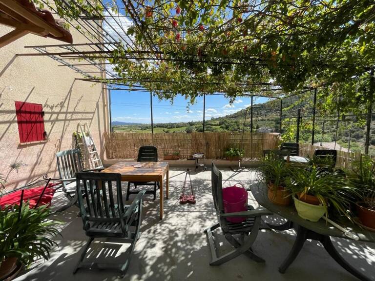 Maison À Vendre avec terrasse et petit terrain attenant — photo 1