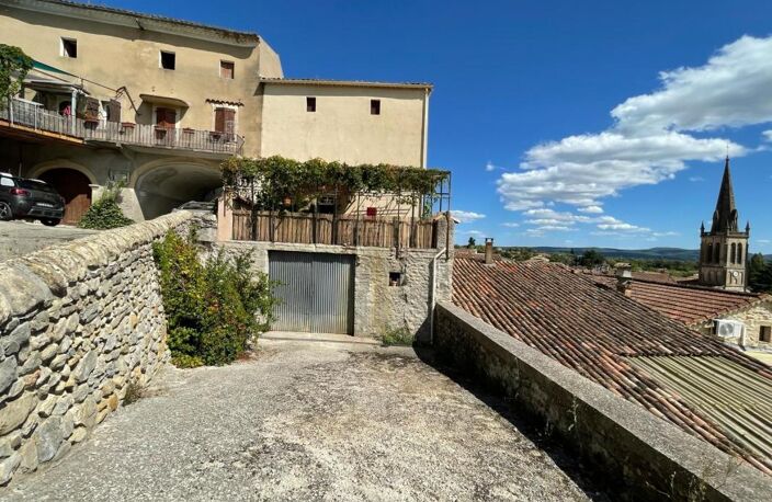 Maison À Vendre avec terrasse et petit terrain attenant — photo 2