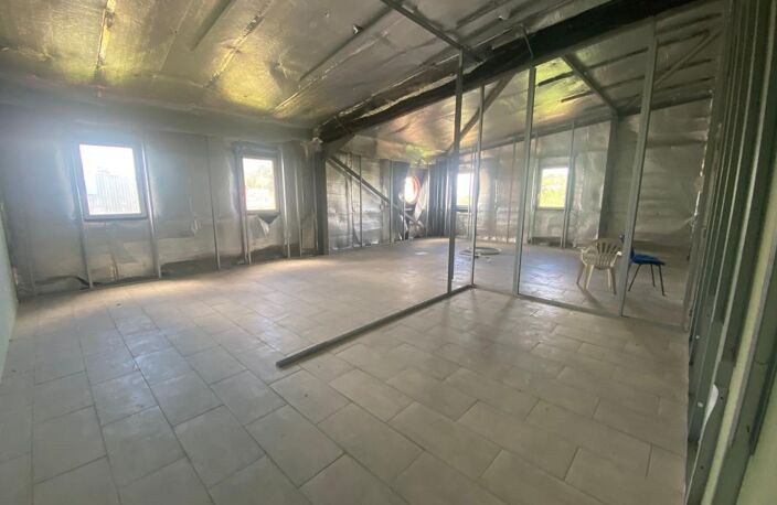 Bureau À Louer à Ducos,  23 euros le m², à partir de 34 m² — photo 2