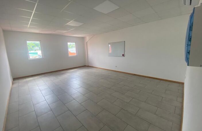 Bureau À Louer à Ducos,  23 euros le m², à partir de 34 m² — photo 3