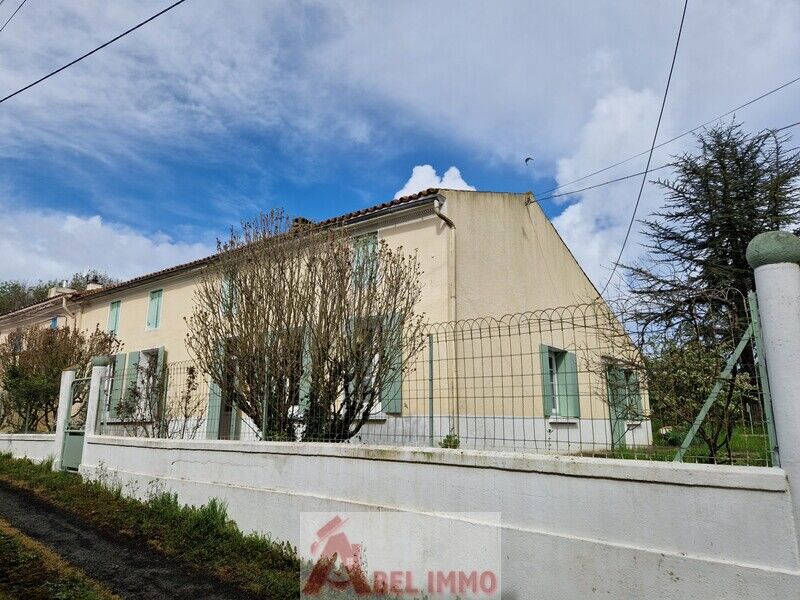 Maison de Village   T4 à vendre Saintes 17100