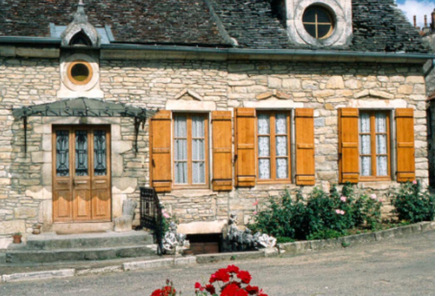 Ensemble immobilier  avec cuverie et dépendances — photo 1