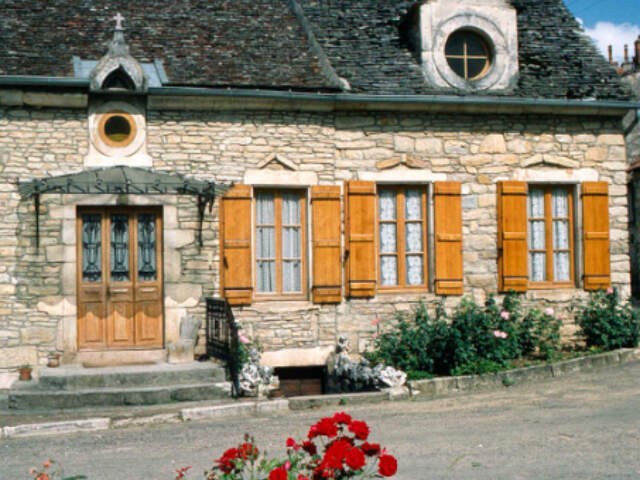 Ensemble immobilier  avec cuverie et dépendances — photo du bien