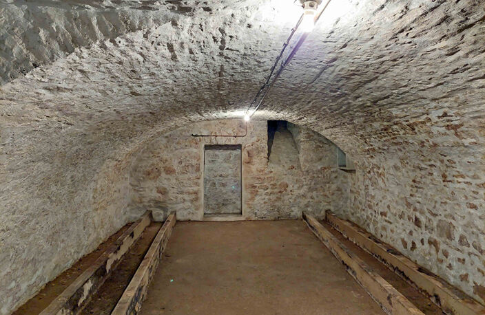 Ensemble immobilier  avec cuverie et dépendances — photo 3