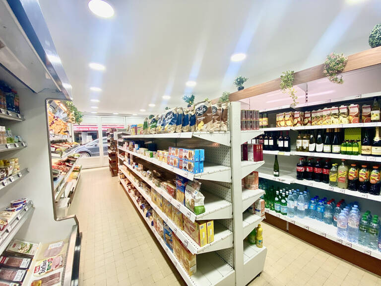Fonds de commerce épicerie au centre ville de Saint Jean Pie — photo 1