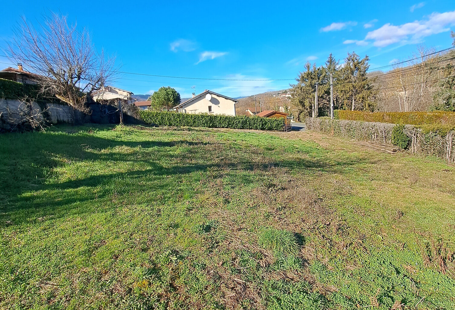 Rare, beau terrain de 600 m² au calme, ensoleillé, proche des commodités — photo 1
