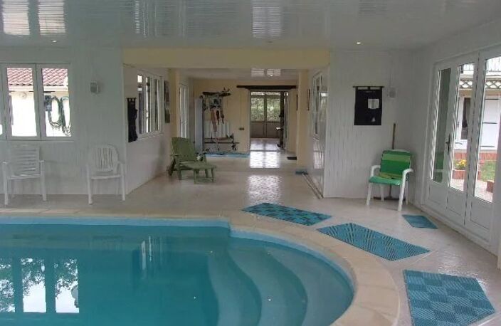 Maison de six chambres avec piscine intérieure près du Dorat — photo 2