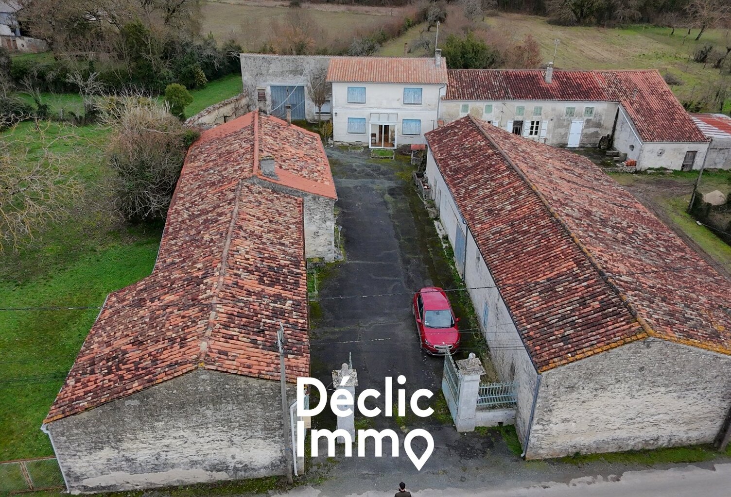 CORPS DE FERME AVEC 2 MAISONS ET DEPENDANCES — photo 1
