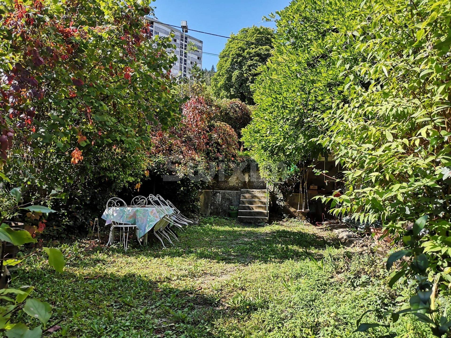 Ancienne maison de ville, jardin fermé 900 m2