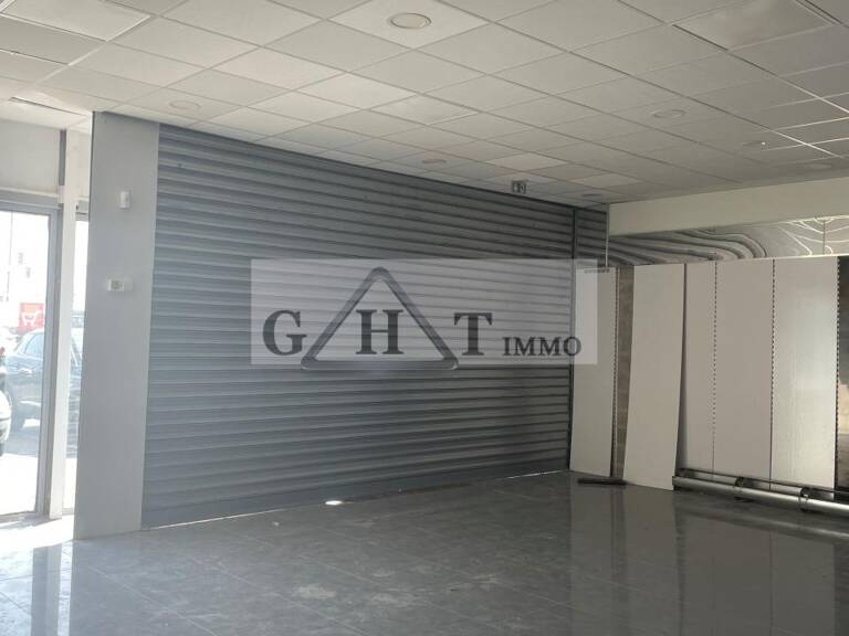 Un local commercial de 170m² en zone commercial à Rozay en Brie — photo 1
