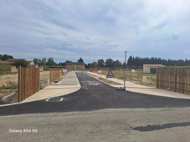 TERRAIN A BATIR DE 305 M² VIABILISE ET LIBRE CONSTRUCTEUR — photo du bien