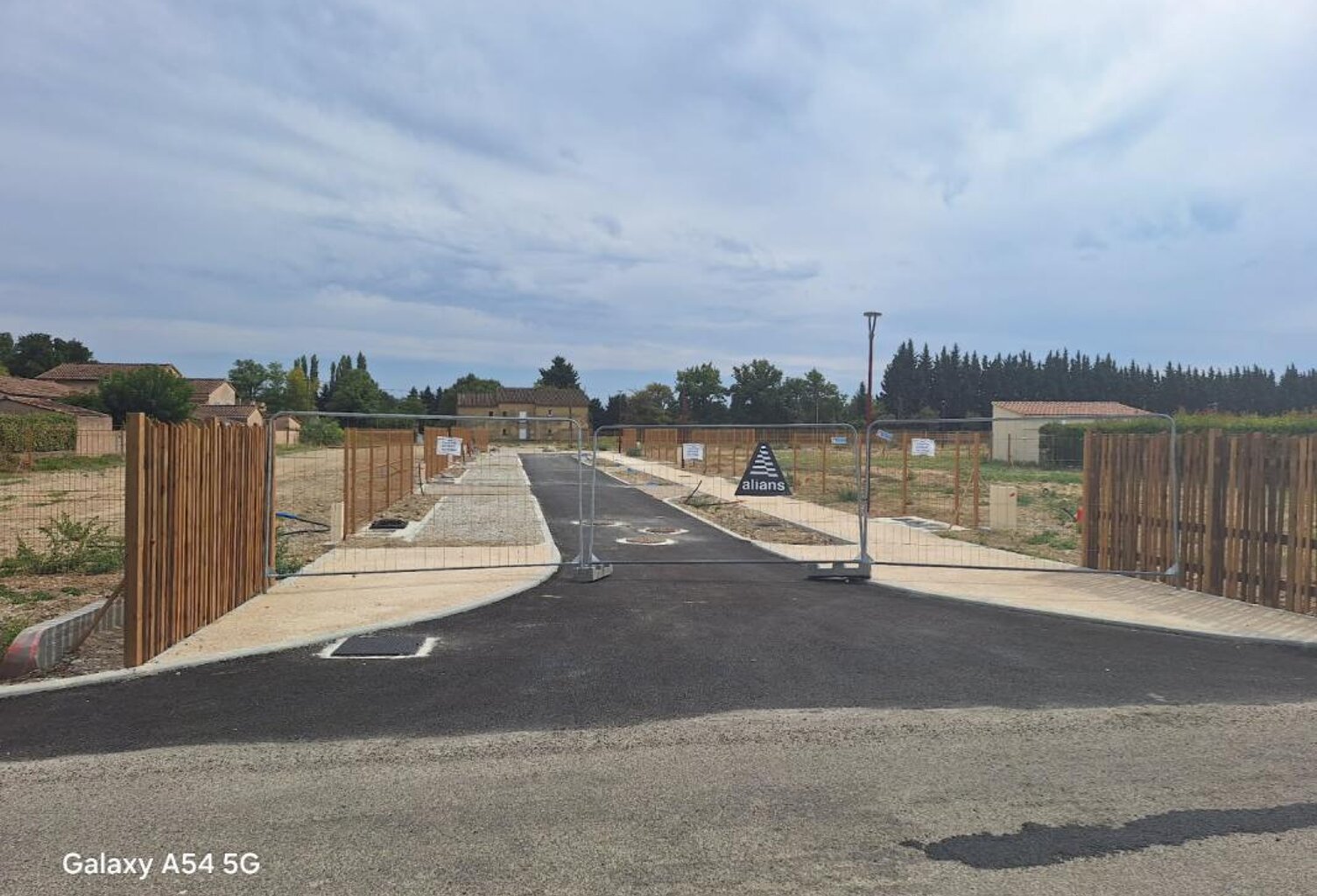 TERRAIN A BATIR DE 300 M² VIABILISE ET LIBRE CONSTRUCTEUR — photo 1