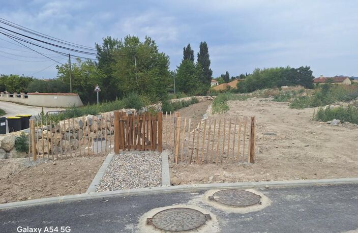 TERRAIN A BATIR DE 300 M² VIABILISE ET LIBRE CONSTRUCTEUR — photo 3