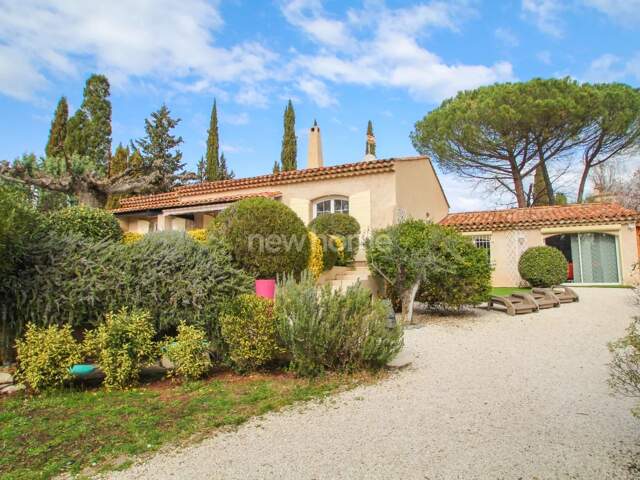 Magnifique villa de plain-pied avec dépendance — photo du bien