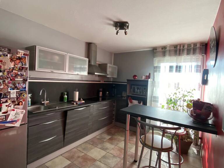 Appartement de Type T3 de 70 m2 avec balcon garage et cave — photo 1