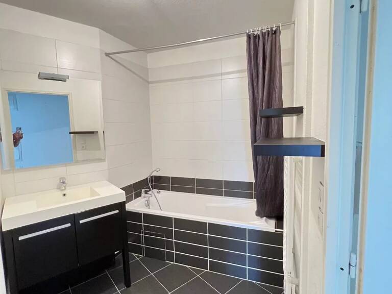 AU COEUR DE DECINES - T3 62 m² avec terrasse — photo 1