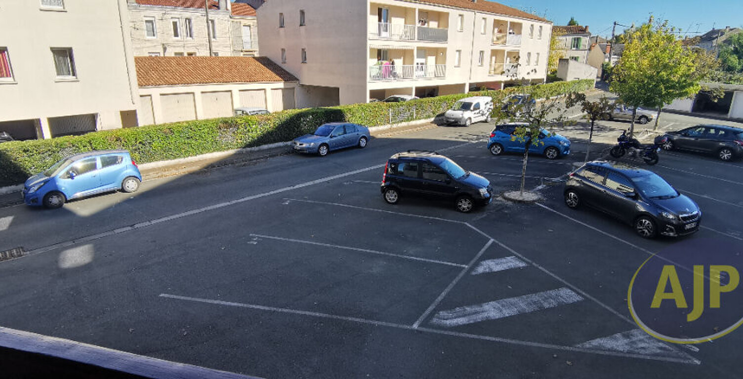 Studio 29.61 m² loué à SAINTES - RIVE DROITE — photo 1