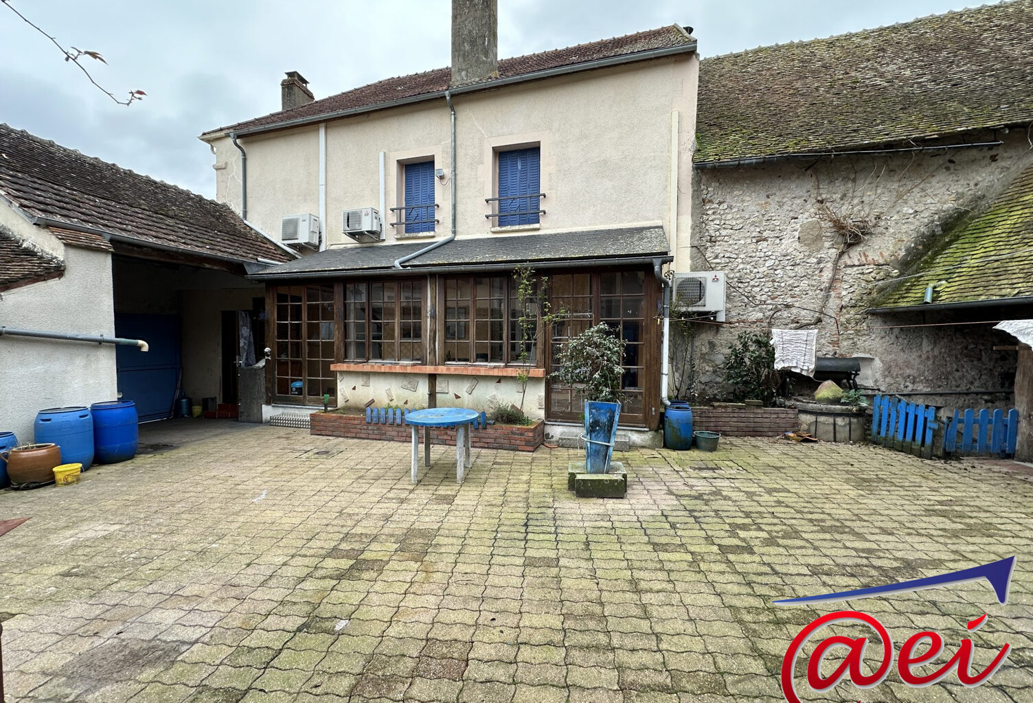Superbe maison en pierre type 6 + dépendances garage sur 350 m? — photo 1