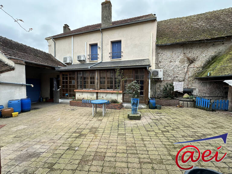 Superbe maison en pierre type 6 + dépendances garage sur 350 m? — photo 1