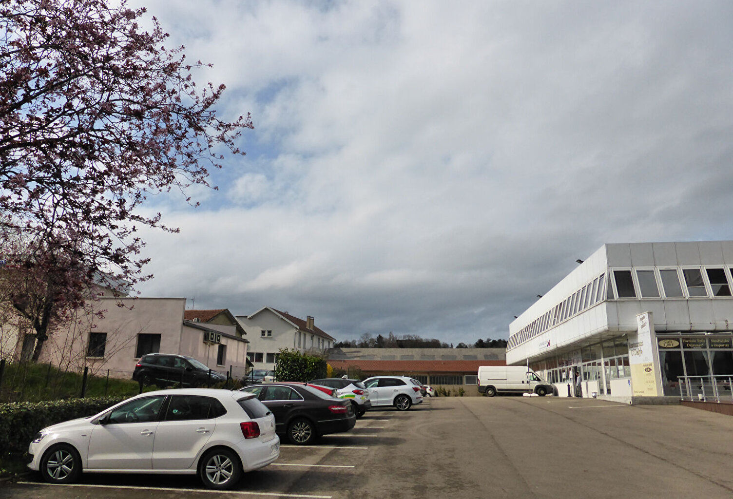AUXERRE - 5 AVENUE JEAN MOULIN - BUREAUX AU 1ER  ETAGE D'UN IMMEUBLE DE BUREAUX AVEC ASCENSEUR ET PARKINGS — photo 1