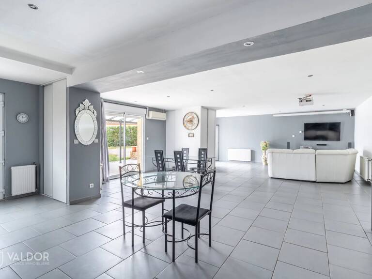 Lancié : Grande maison familiale avec 5 chambres et dépendance — photo 1