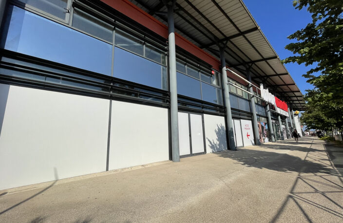LOCAL COMMERCIAL — photo 2