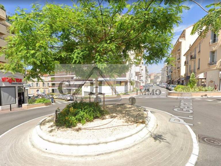 A LOUER  LOCAL COMMERCIAL A CANNES EMPLACEMENT IDEAL — photo 1