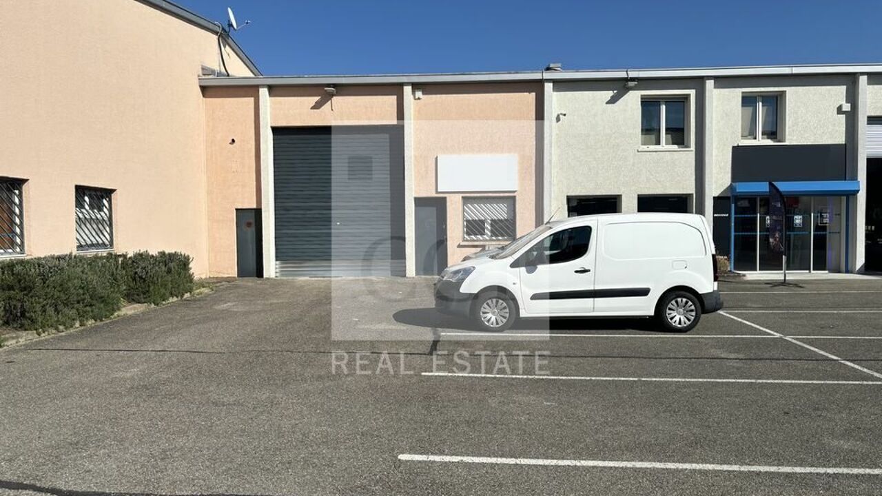 commerce  pièces 300 m2 à louer à Décines-Charpieu (69150)