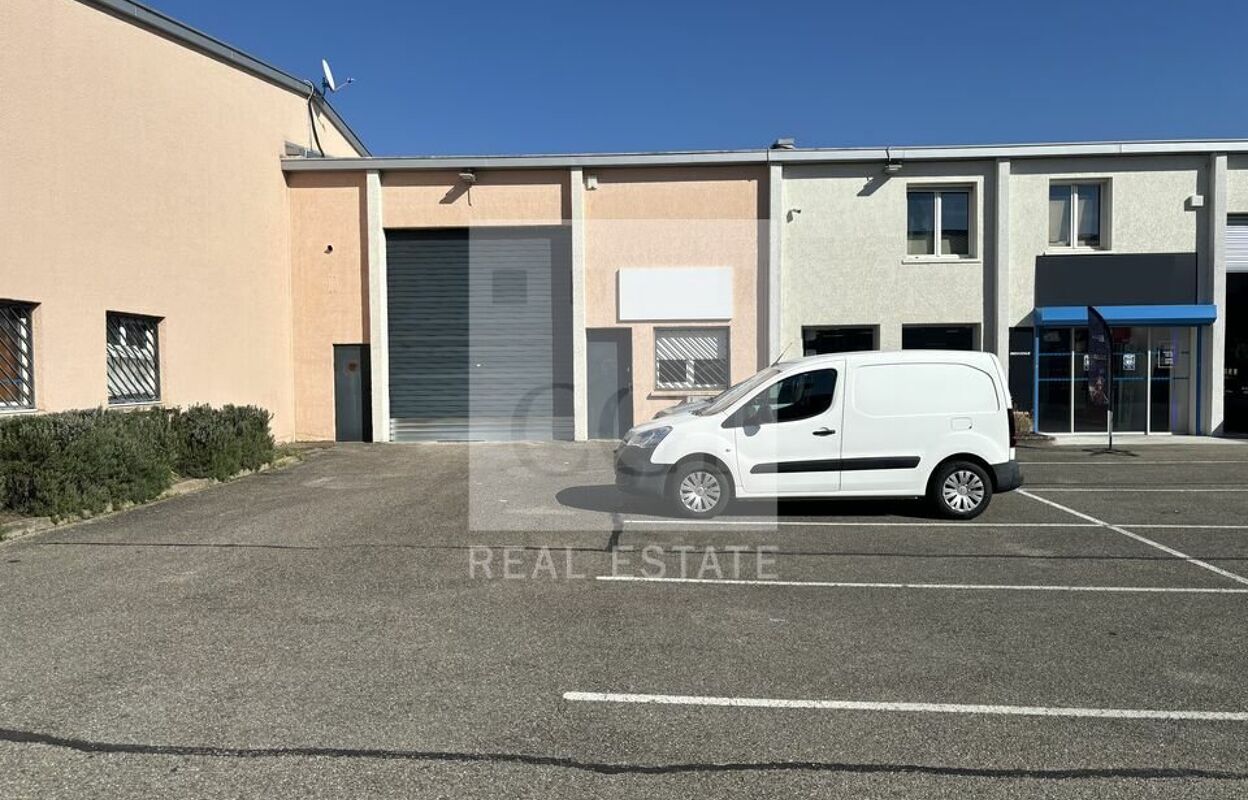 commerce  pièces 300 m2 à louer à Décines-Charpieu (69150)