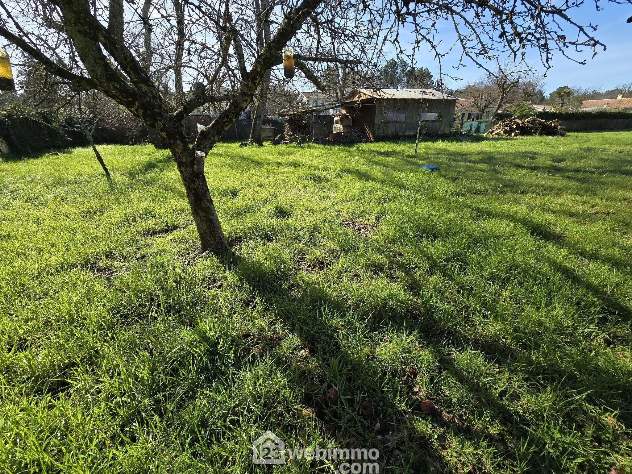 Terrain constructible - 700m² - Le Pian-Médoc