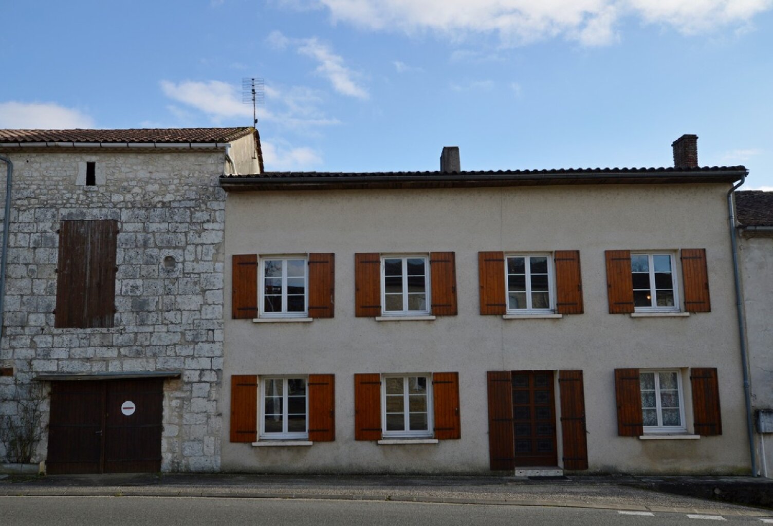 Grande maison de village en pierre — photo 1
