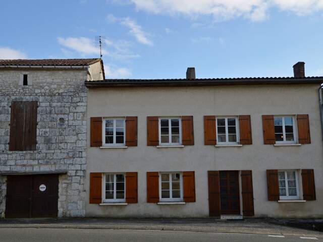 Grande maison de village en pierre — photo du bien