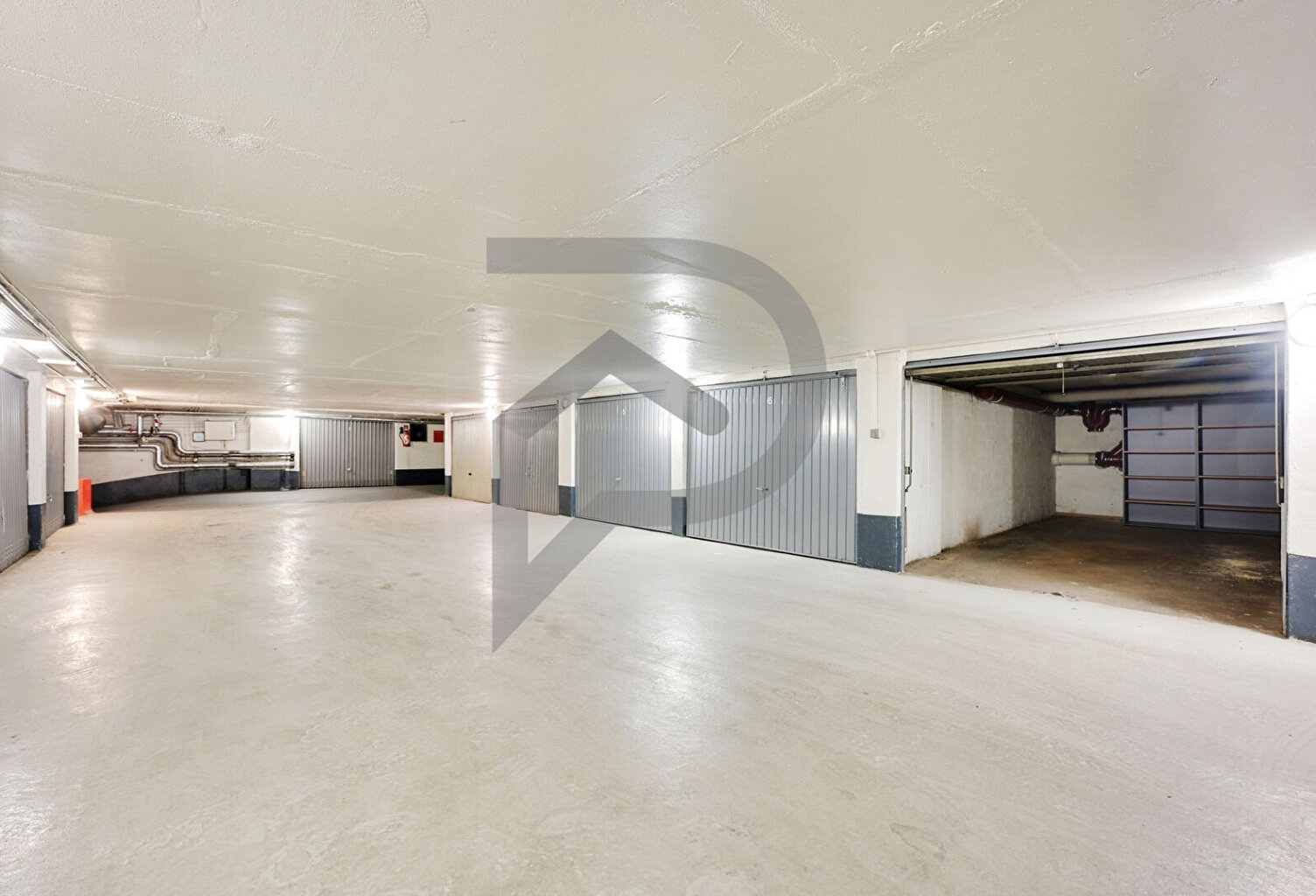 Parking / box Paris 15 m2 AU PIED DE NOTRE DAME — photo 1