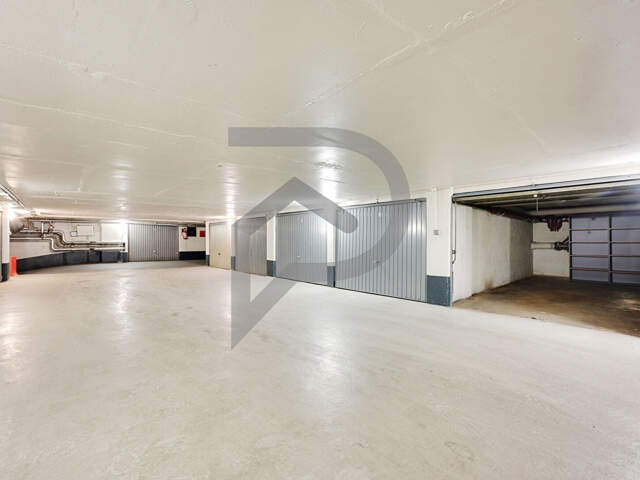 Parking / box Paris 15 m2 AU PIED DE NOTRE DAME — photo du bien