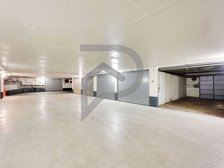 Parking / box Paris 15 m2 AU PIED DE NOTRE DAME — photo 1