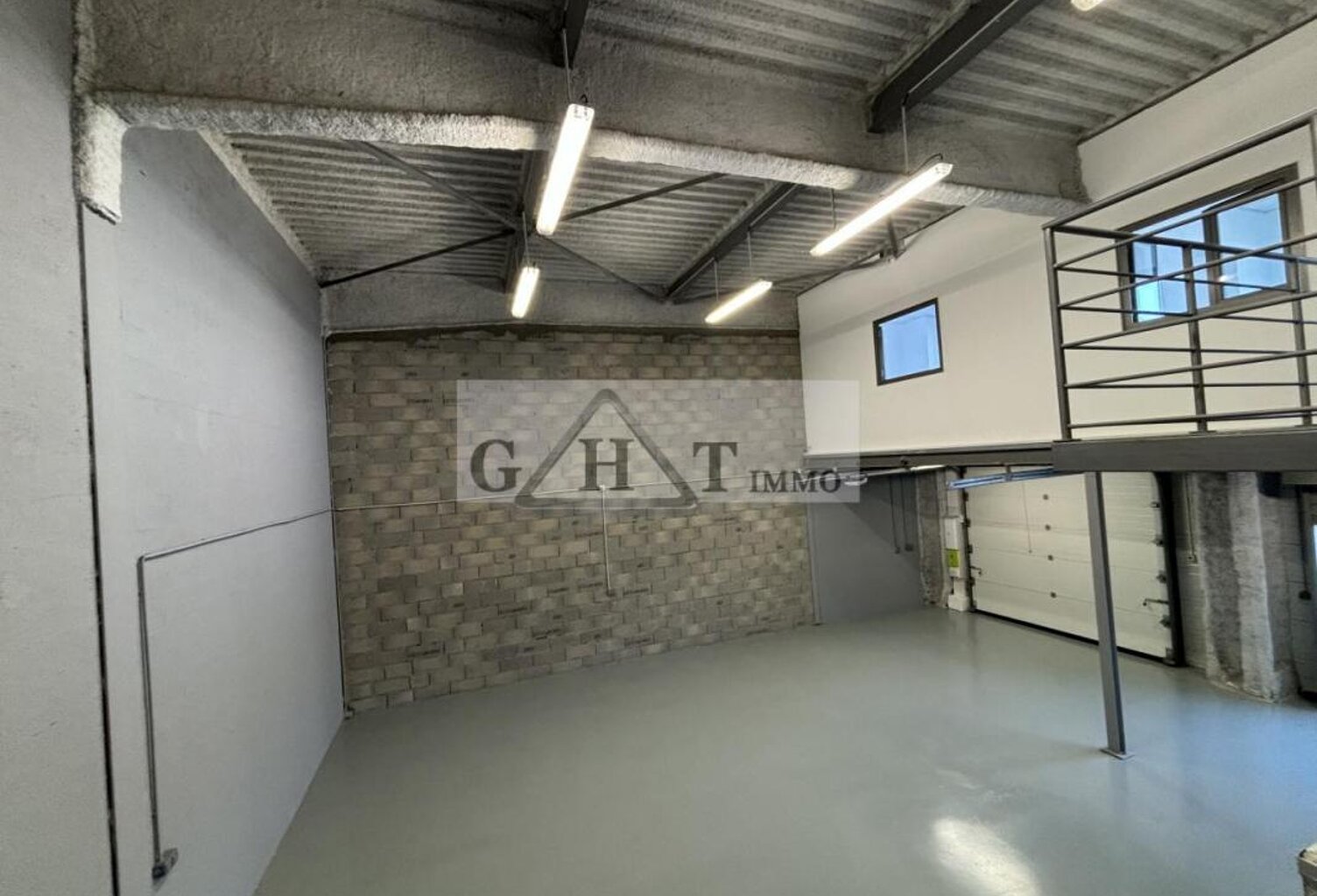 ENTREPOT BUREAUX 123M2 A LOUER VILLENEUVE LAGARENNE — photo 1