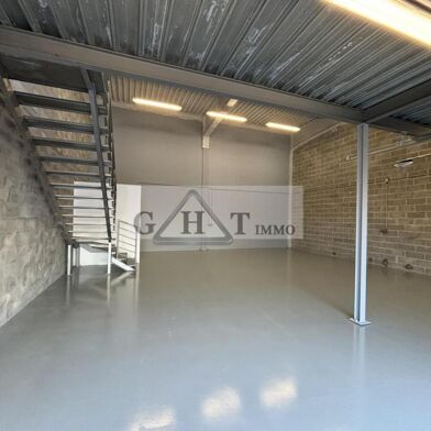 Local industriel 136 m²