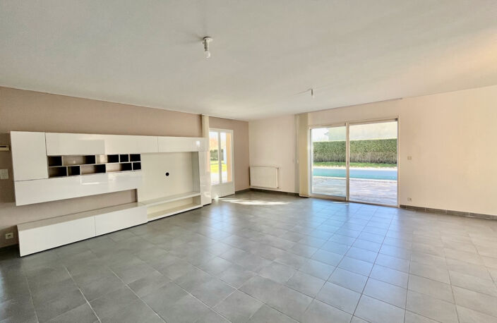 Secteur Lédat, au fond d'une impasse au calme, venez découvrir cette belle maison de plain-pied de 109,13 m2 habitables sans aucun travaux à prévoir. Le salon-séjour de 37,44 m2 avec cuisine ouverte sur l'espace de vie donne sur une belle terrasse couvert — photo 4