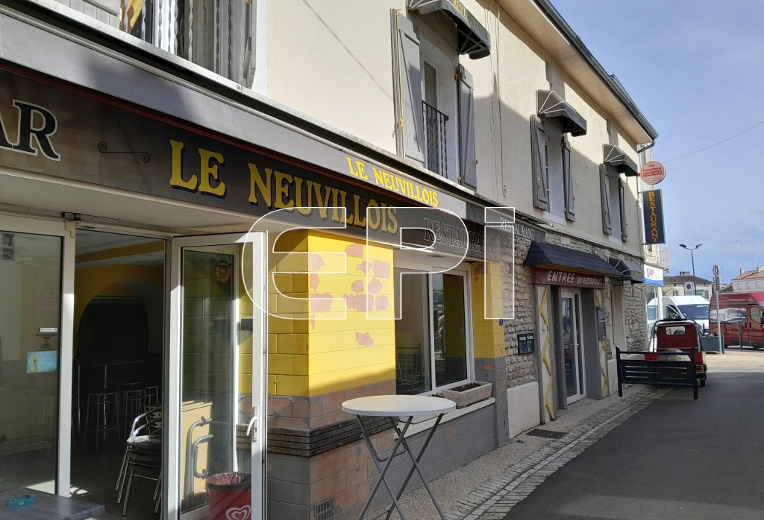 ref9088. Immeuble composé d'un bar restaurant dans les normes a — photo 1