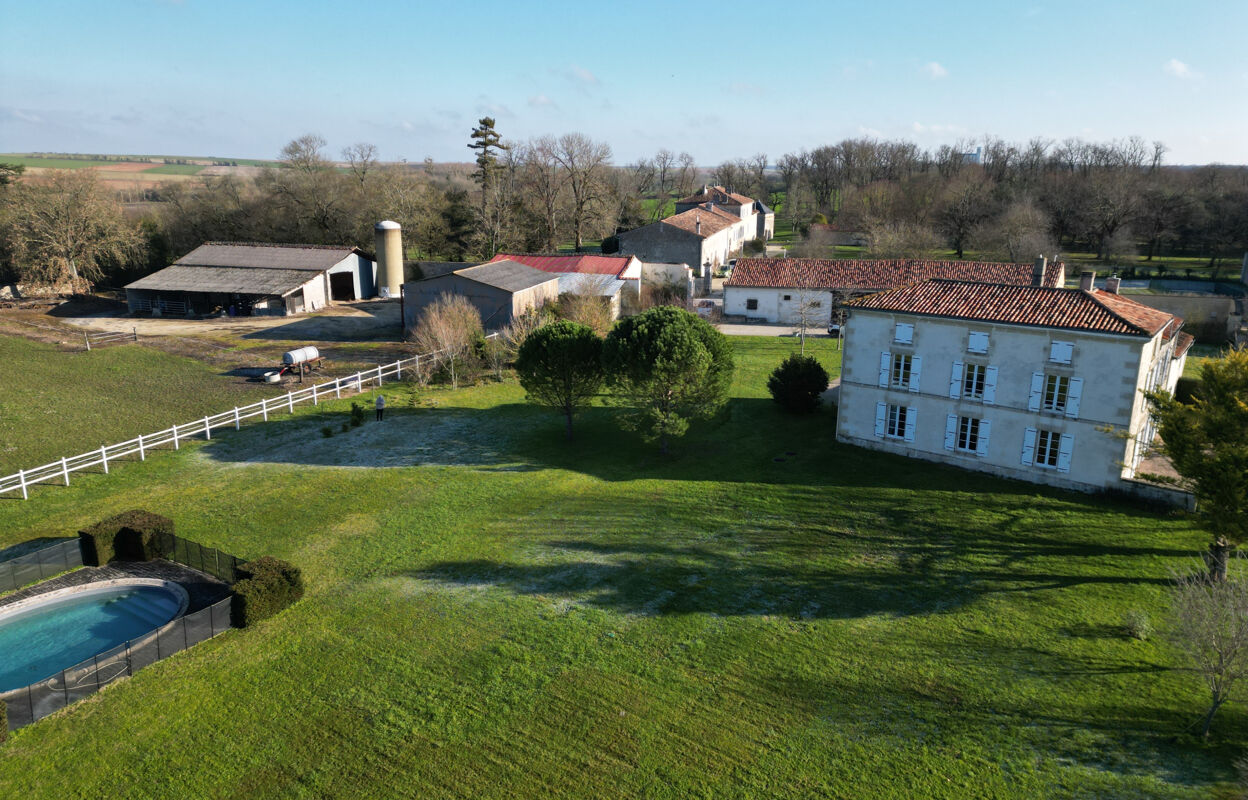 maison 10 pièces 270 m2 à vendre à Aulnay (17470)